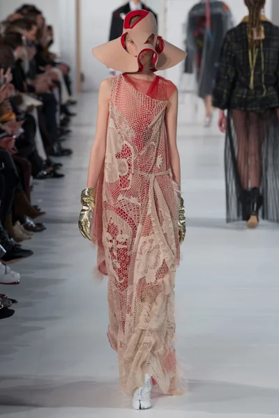 Look 10